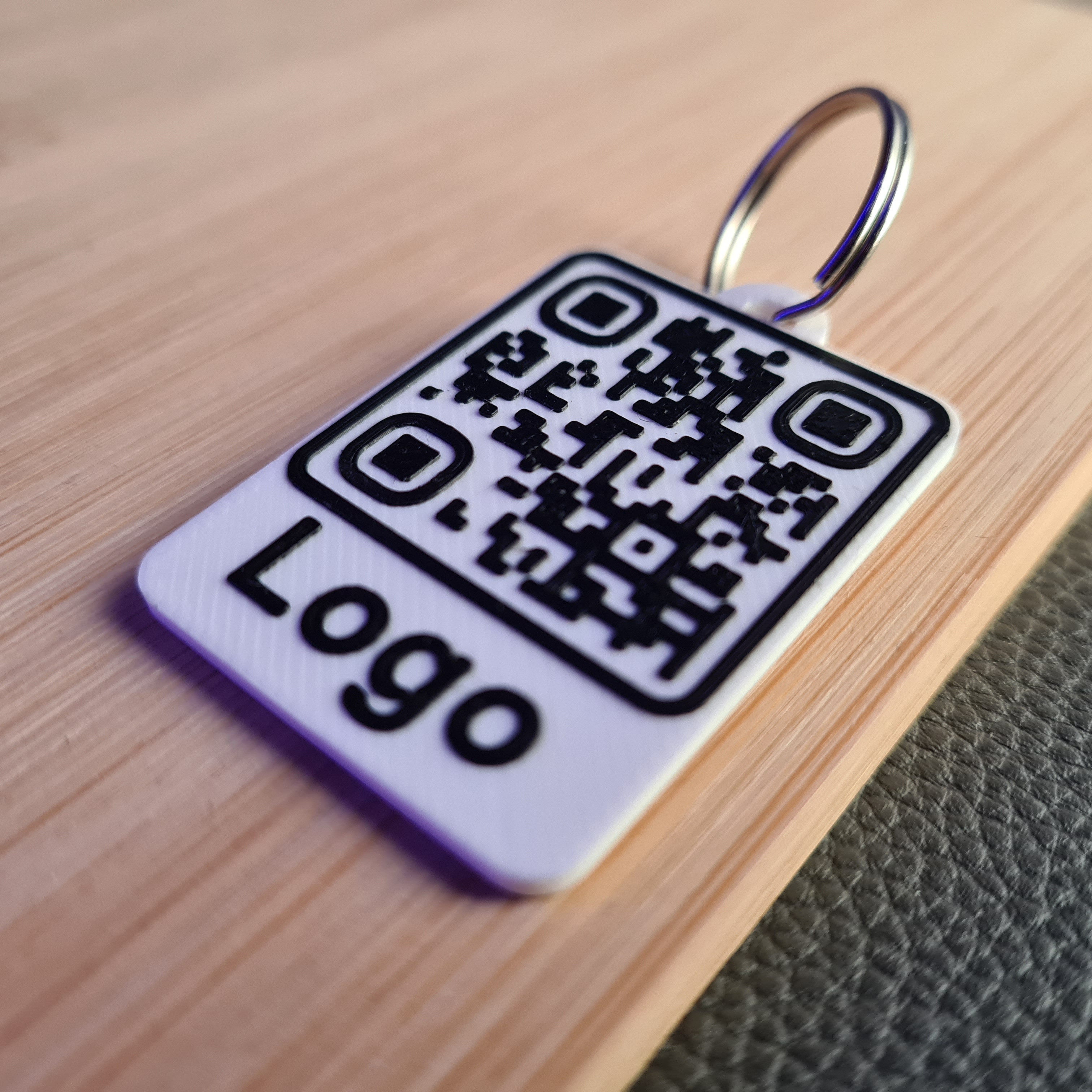 Přívěsek na klíče s QR Kód Designem